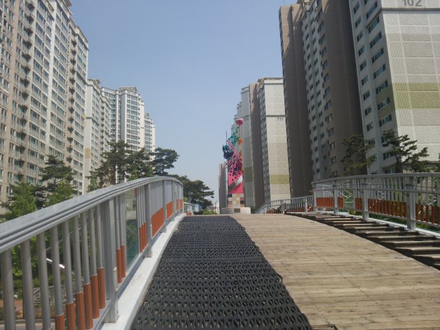 孝園公園とマンション群を結ぶ歩道橋